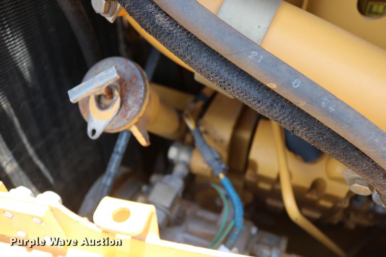 image for item DD8281 2005 Caterpillar D6R XL Series II dozer