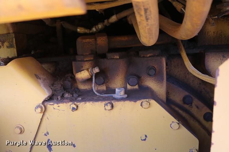 image for item DD8281 2005 Caterpillar D6R XL Series II dozer