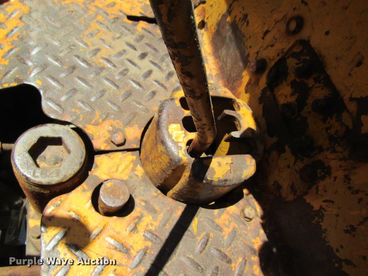 image for item DD8472 Caterpillar 955 track loader