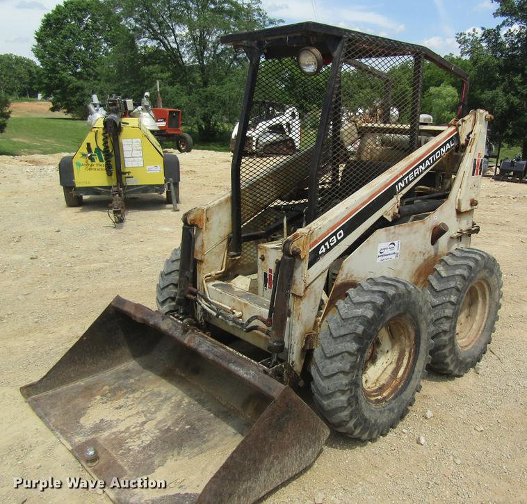 image for item DD8501 International 4130 skid steer