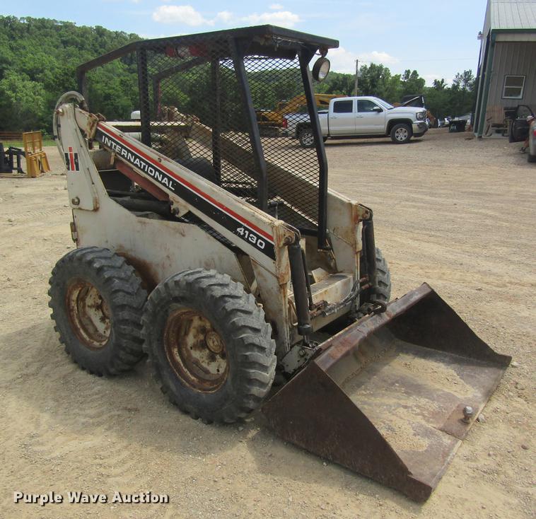 image for item DD8501 International 4130 skid steer