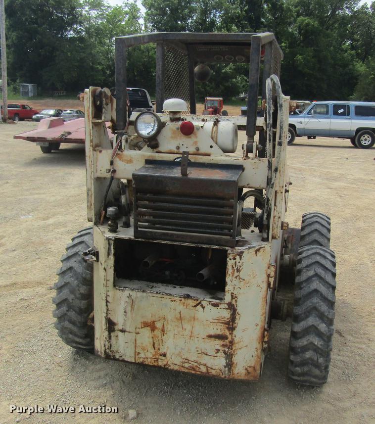 image for item DD8501 International 4130 skid steer