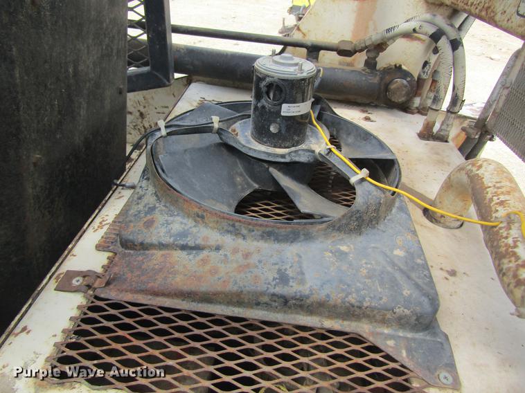 image for item DD8501 International 4130 skid steer