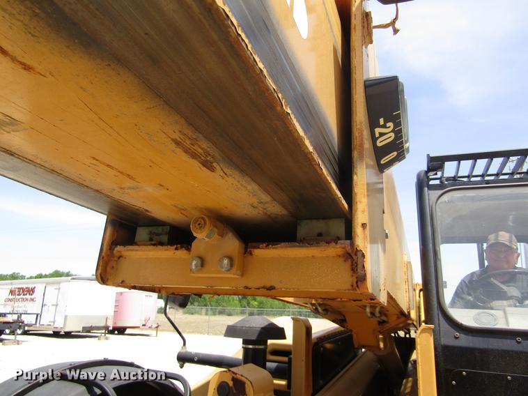 image for item DD8818 2002 Caterpillar TH83 telehandler