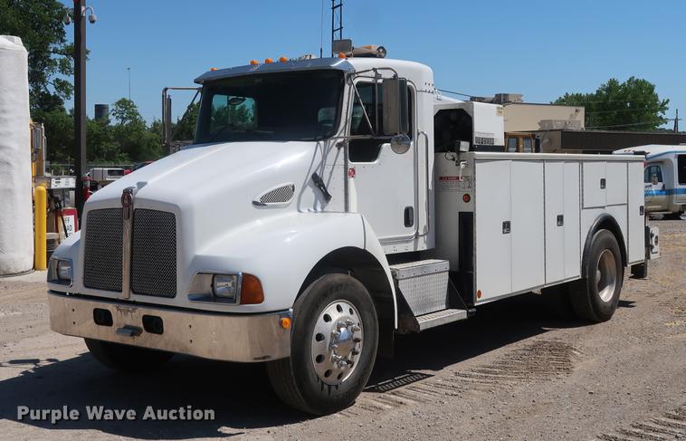 image for item DD9583 2005 Kenworth T300 service truck with crane