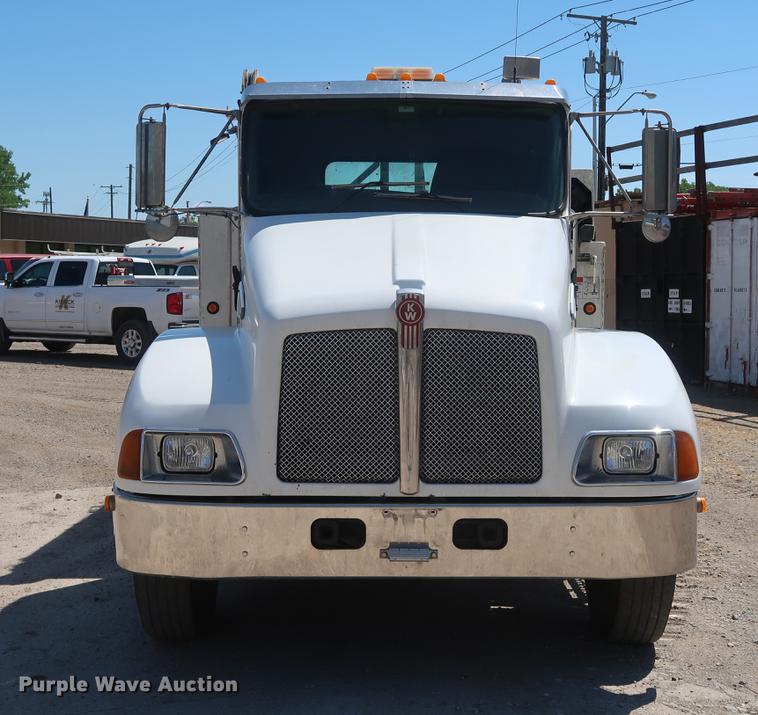 image for item DD9583 2005 Kenworth T300 service truck with crane