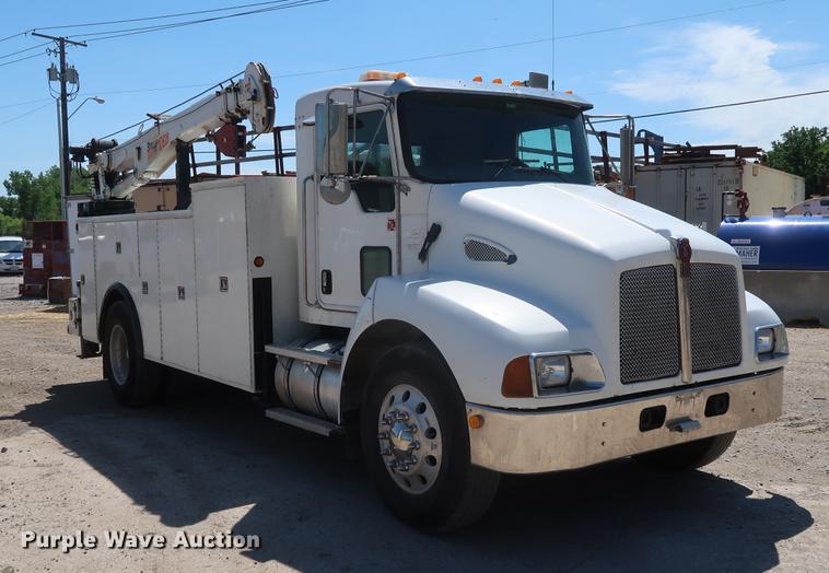 image for item DD9583 2005 Kenworth T300 service truck with crane