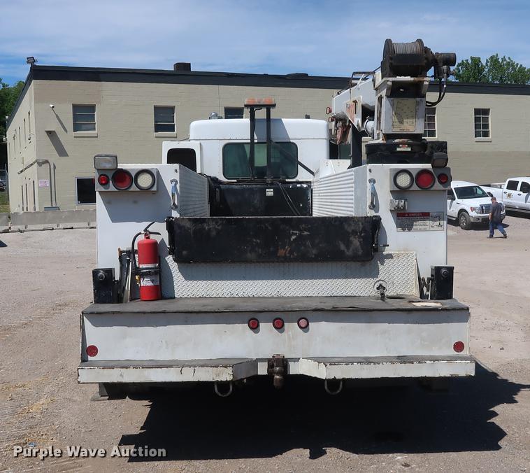 image for item DD9583 2005 Kenworth T300 service truck with crane