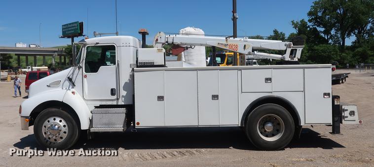 image for item DD9583 2005 Kenworth T300 service truck with crane