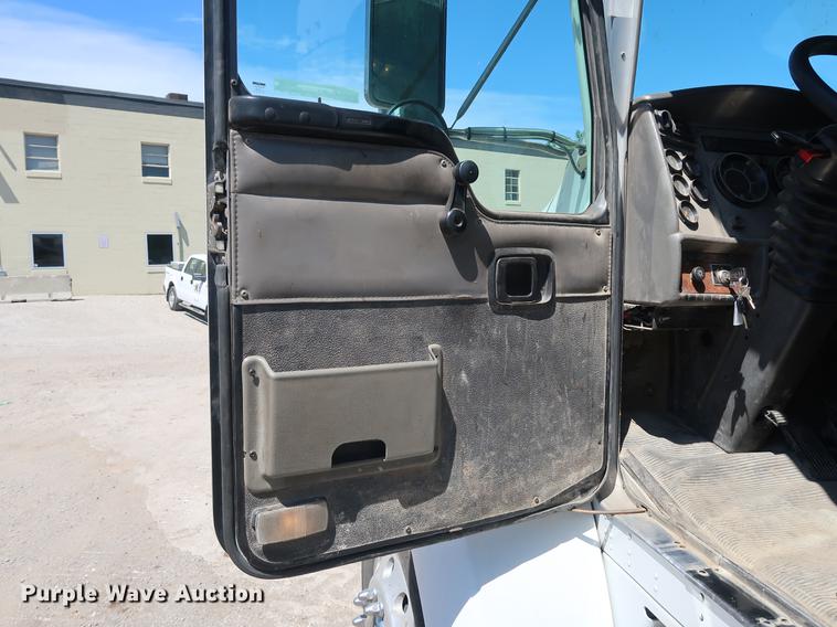 image for item DD9583 2005 Kenworth T300 service truck with crane