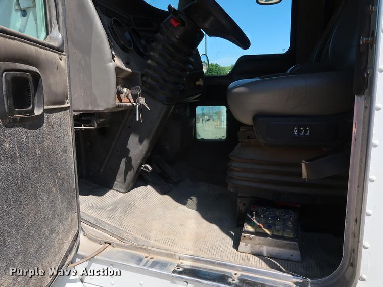 image for item DD9583 2005 Kenworth T300 service truck with crane