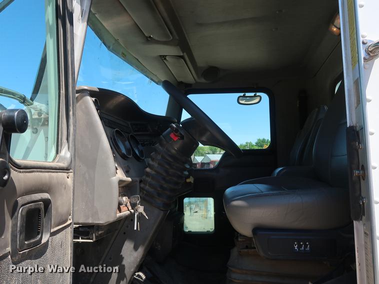 image for item DD9583 2005 Kenworth T300 service truck with crane