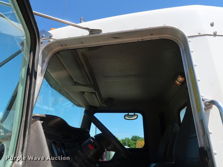 image for item DD9583 2005 Kenworth T300 service truck with crane