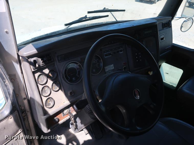 image for item DD9583 2005 Kenworth T300 service truck with crane