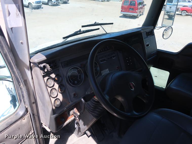 image for item DD9583 2005 Kenworth T300 service truck with crane