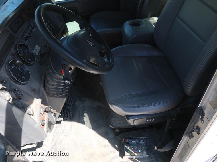 image for item DD9583 2005 Kenworth T300 service truck with crane