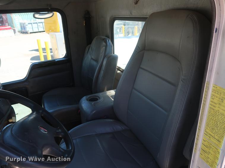 image for item DD9583 2005 Kenworth T300 service truck with crane