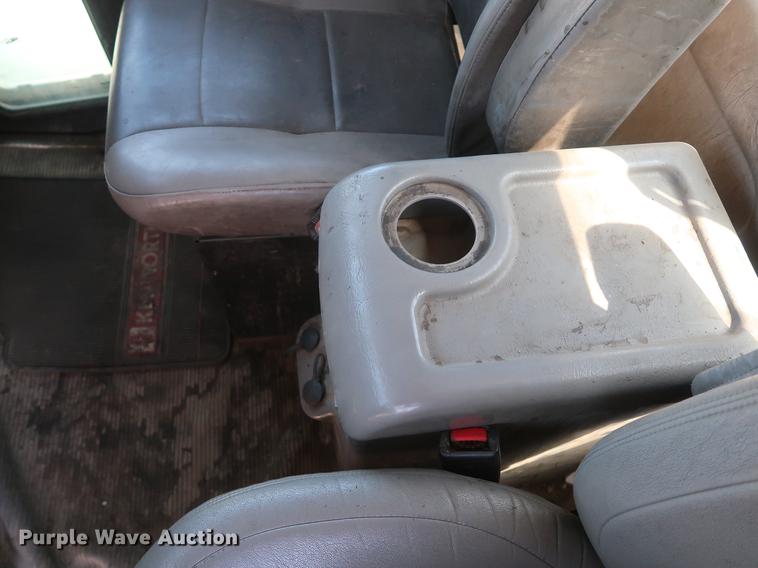 image for item DD9583 2005 Kenworth T300 service truck with crane