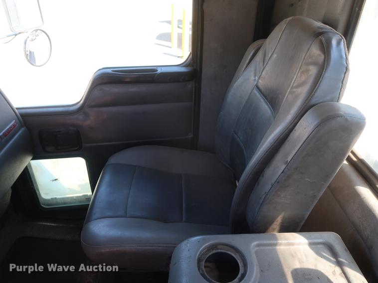 image for item DD9583 2005 Kenworth T300 service truck with crane