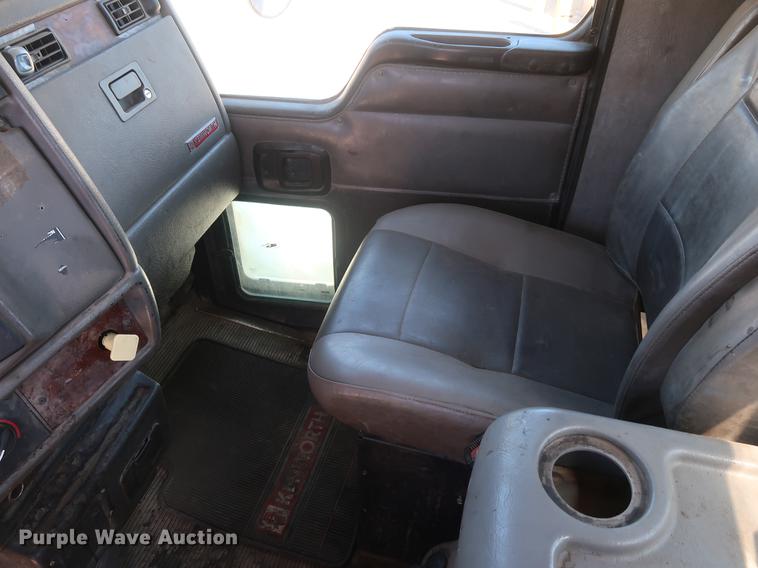 image for item DD9583 2005 Kenworth T300 service truck with crane