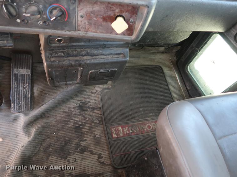 image for item DD9583 2005 Kenworth T300 service truck with crane