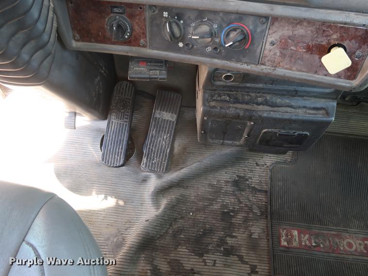 image for item DD9583 2005 Kenworth T300 service truck with crane