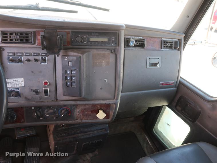 image for item DD9583 2005 Kenworth T300 service truck with crane