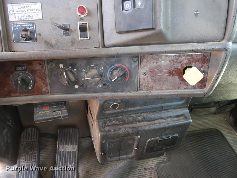 image for item DD9583 2005 Kenworth T300 service truck with crane