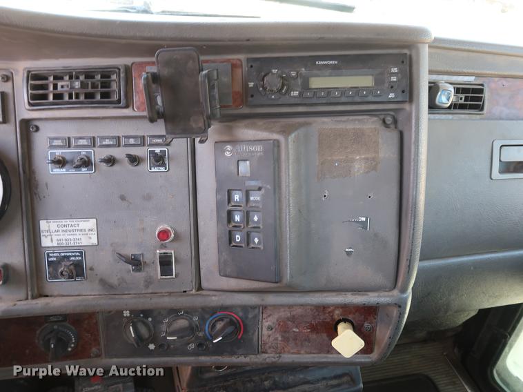 image for item DD9583 2005 Kenworth T300 service truck with crane