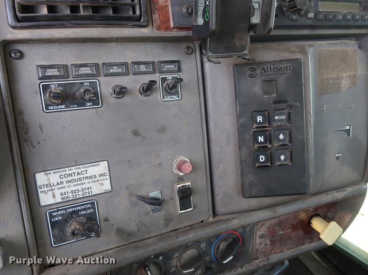 image for item DD9583 2005 Kenworth T300 service truck with crane