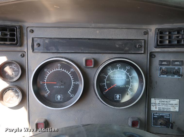 image for item DD9583 2005 Kenworth T300 service truck with crane