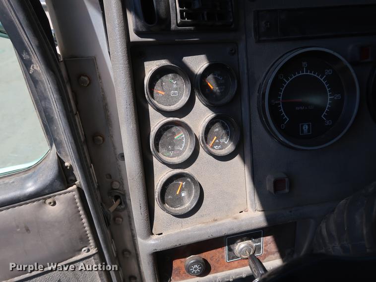 image for item DD9583 2005 Kenworth T300 service truck with crane