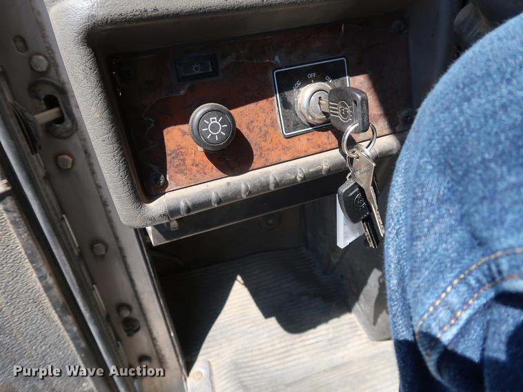 image for item DD9583 2005 Kenworth T300 service truck with crane