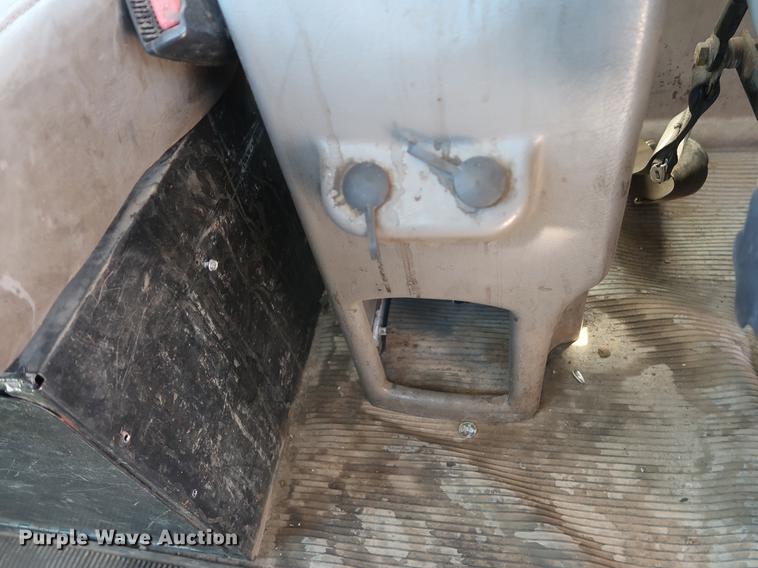 image for item DD9583 2005 Kenworth T300 service truck with crane