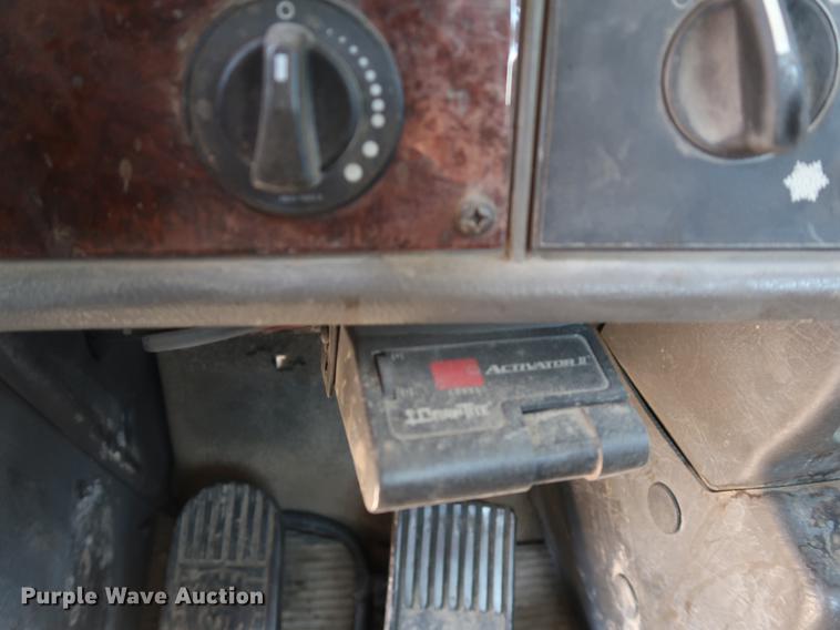 image for item DD9583 2005 Kenworth T300 service truck with crane