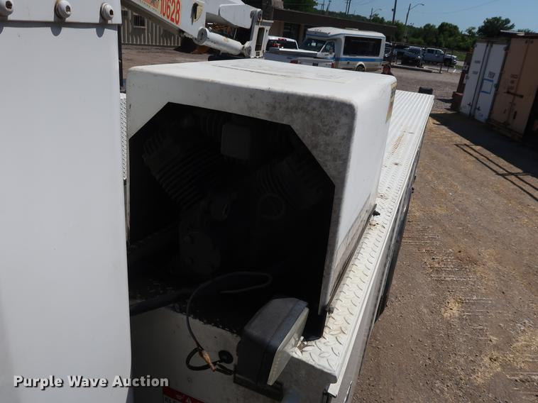 image for item DD9583 2005 Kenworth T300 service truck with crane