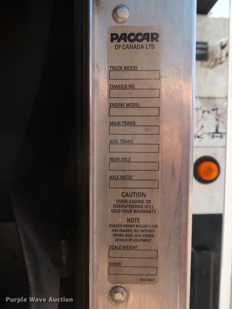 image for item DD9583 2005 Kenworth T300 service truck with crane