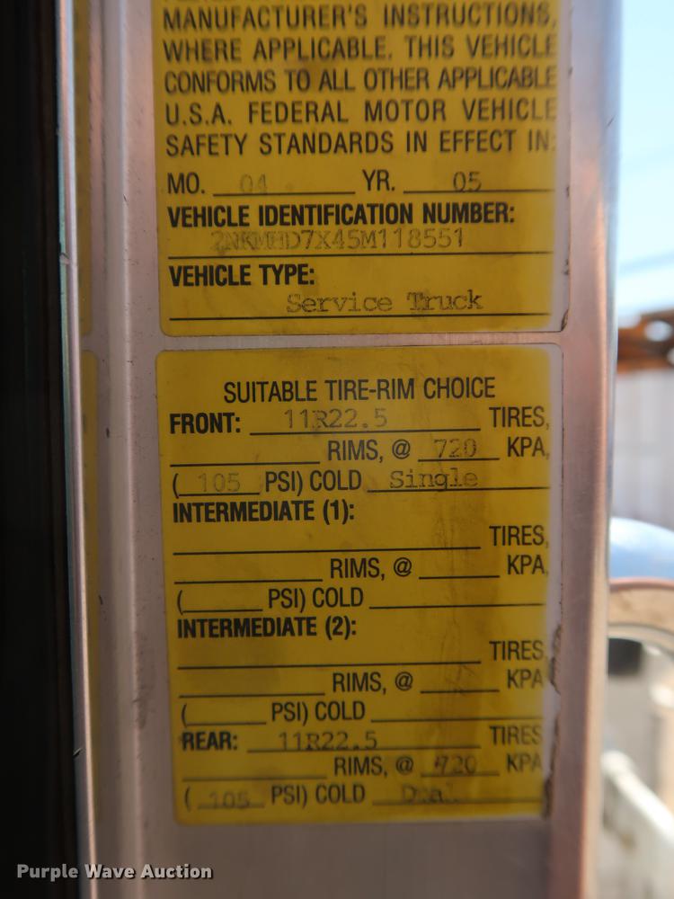 image for item DD9583 2005 Kenworth T300 service truck with crane