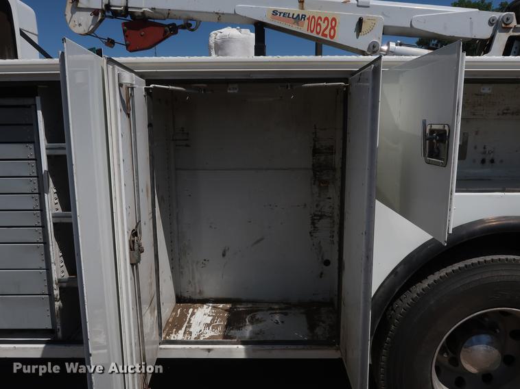 image for item DD9583 2005 Kenworth T300 service truck with crane