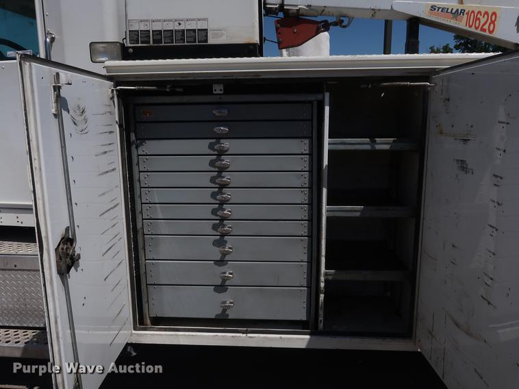 image for item DD9583 2005 Kenworth T300 service truck with crane