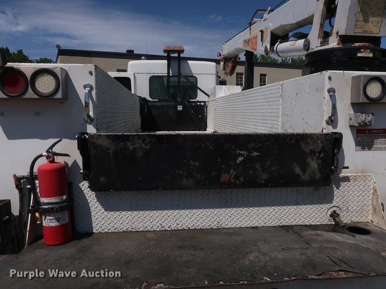 image for item DD9583 2005 Kenworth T300 service truck with crane