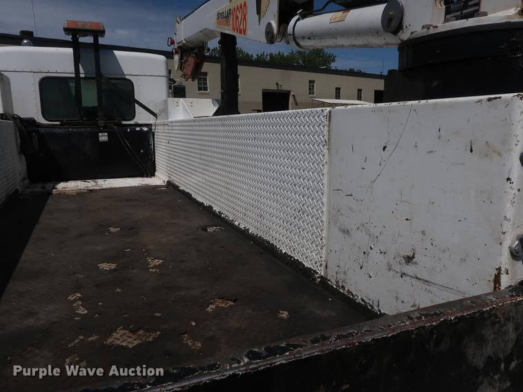 image for item DD9583 2005 Kenworth T300 service truck with crane