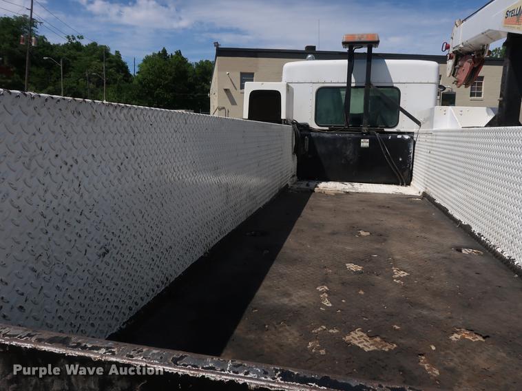 image for item DD9583 2005 Kenworth T300 service truck with crane