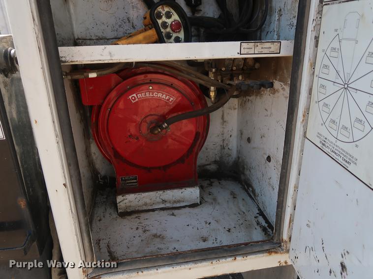 image for item DD9583 2005 Kenworth T300 service truck with crane