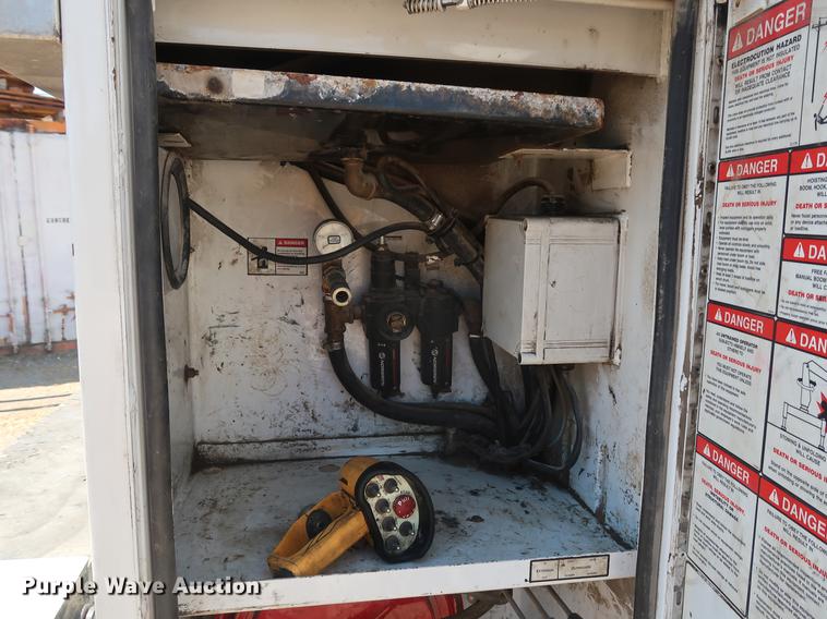 image for item DD9583 2005 Kenworth T300 service truck with crane