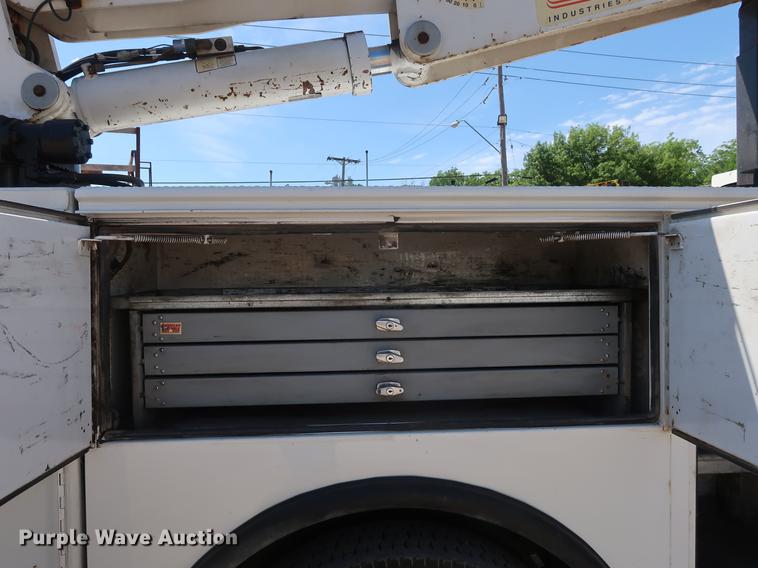 image for item DD9583 2005 Kenworth T300 service truck with crane