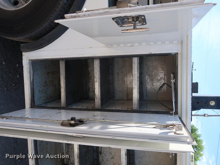 image for item DD9583 2005 Kenworth T300 service truck with crane