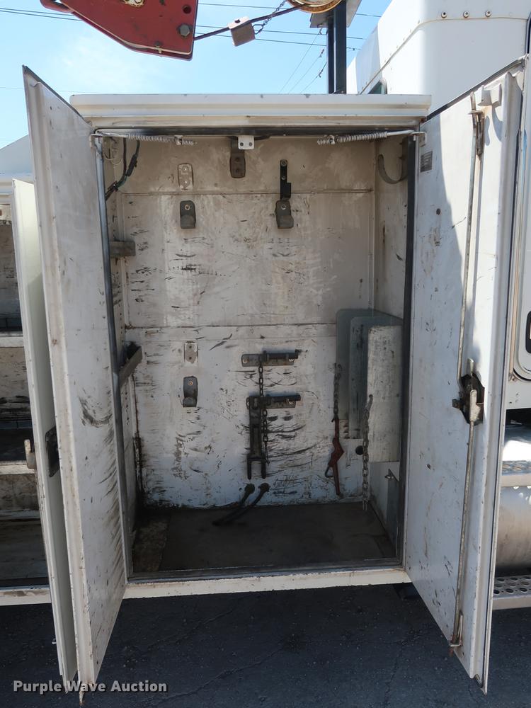 image for item DD9583 2005 Kenworth T300 service truck with crane