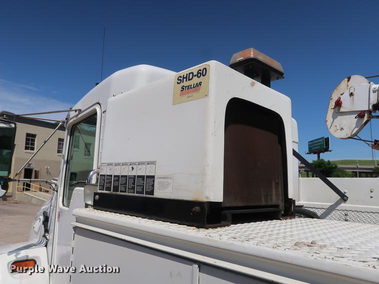 image for item DD9583 2005 Kenworth T300 service truck with crane