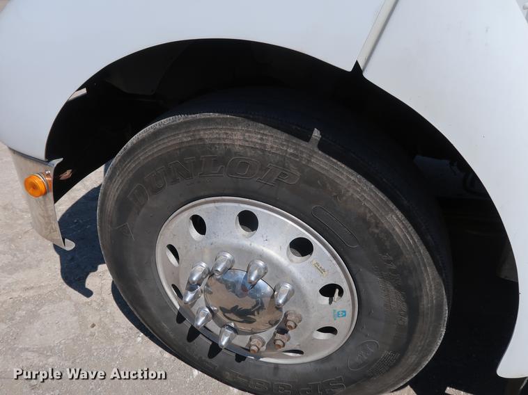 image for item DD9583 2005 Kenworth T300 service truck with crane